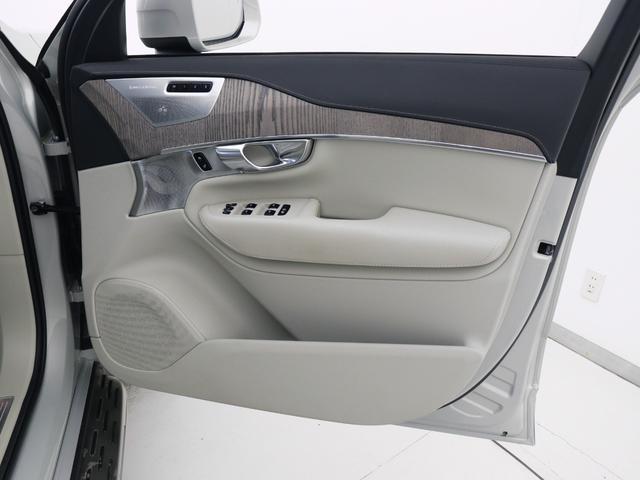 運転席ドアの全景です。キャビンを彩るすべてのものに、機能を形にした美しさが備わっています。