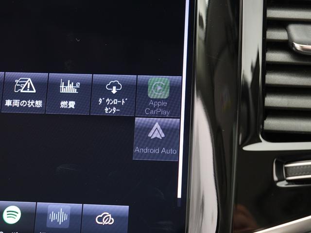 ＡｐｐｌｅＣａｒＰｌａｙを利用すれば、スマホを簡単に接続できます。ＵＳＢポートにケーブルをつなぐだけで、スマホの見慣れたインターフェイスがセンターディスプレイに表示されます。