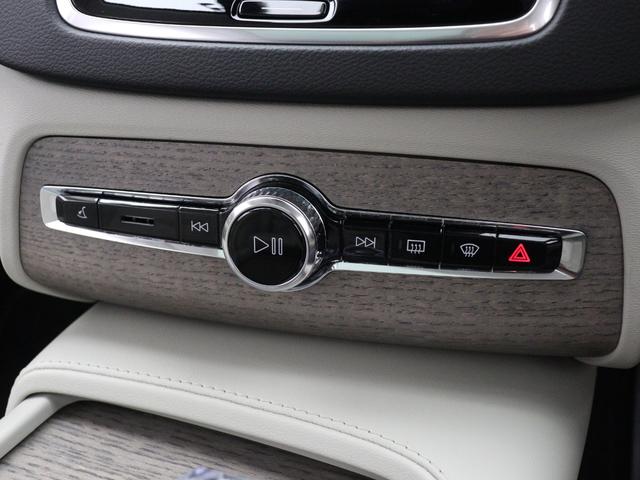 翼を広げた飛行機の姿をモチーフにしたスイッチパネルは、操作に必要なボタンやスイッチを減らすことで、整然として落ち着きのある、いかにもスウェーデンらしさを感じさせる空間としています。