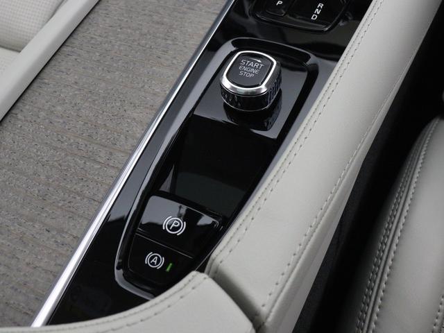 指先で触れる部分に緩やかなダイヤ目のローレットが施されたコントローラー。宝飾品を思わせる美しい仕上げは、ボルボのデザイナーたちの、ディテールに至るまで徹底されたこだわりの表れです。