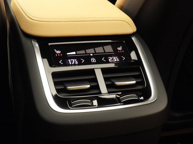 ４ゾーン・フルオートマチック・エアコンディショナーにより、前両席および後席左右でそれぞれ個別に温度設定することができます。シートヒーターはフロントシートだけでなくリアシートにも装備されています。
