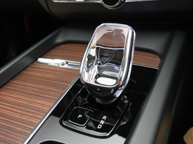 スウェーデンでも催されるノーベル賞晩餐会に供される、伝統のオレフォス社製クリスタルガラスを採用したシフトノブ。精緻なエッチングが、工業製品であるとともに芸術作品であることを物静かに主張します。