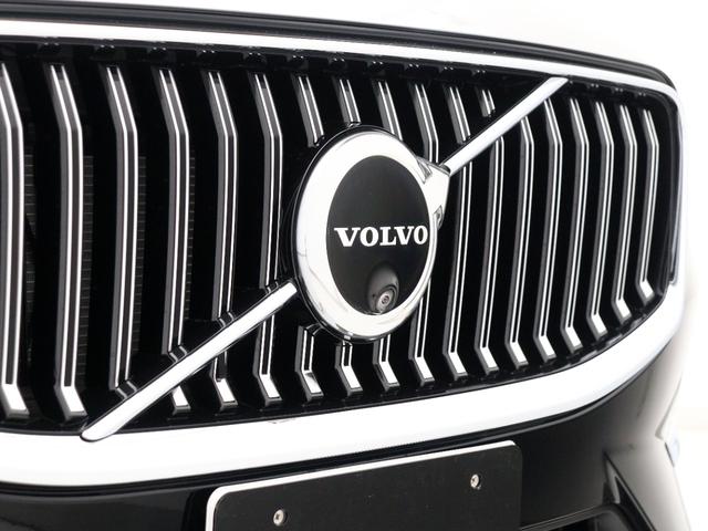 時代に合わせて変化するエンブレムデザイン。センターを斜めに大きく横切るラインと黒地に銀のアイアンマーク、これが最新ボルボのキャラクターアイコンです。エンブレムにはフロントカメラを内蔵しています。