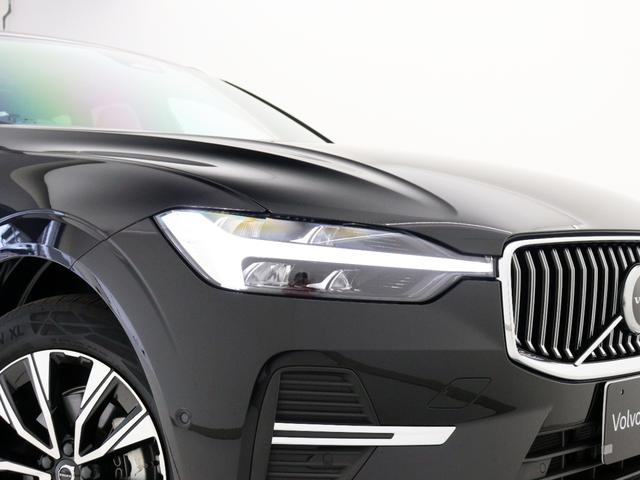 ひときわ印象的なＴ字型のＬＥＤヘッドライトは、新世代のボルボを象徴するユニークなアイコンとなっています。ＬＥＤデイタイム・ランニング・ライトやポジションライト、ウインカーの役割も果たします。