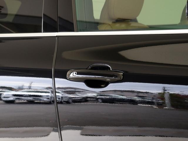 キーレスエントリー搭載。キーを持ったままドアノブを握れば自動で開錠〜エンジン始動までスマートに操作が可能です。ロック時はドアのセンサー部に軽く触れるだけで施錠されます。