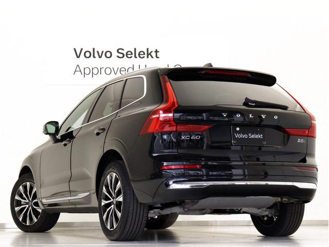 後方左右の視界が遮られて見通しが悪い駐車スペースから後進して出る際、リアバンパー左右に内蔵されたミリ波レーダーが、接近する車両や歩行者を検知します。