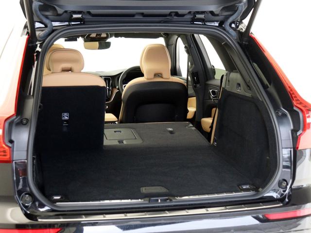 リアシートのシートバックは、６０：４０の分割可倒式です。さらに、シートバックをすべて倒せば、フラットの広大な空間が出現します。