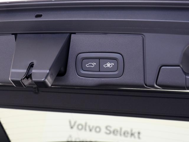 テールゲートには、スイッチ一つで開閉可能な電動開閉機能を装備。また、リアバンパーの下で足を動かすだけで開閉できる、ハンズフリー・オープニング／クロージング機構も搭載しています。