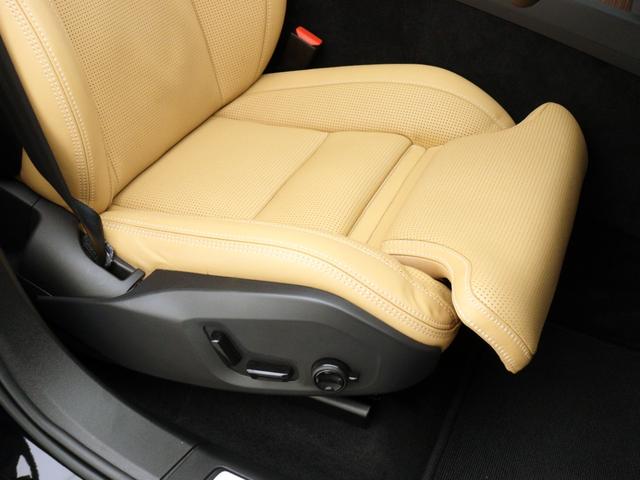 フロント二座には座面長を伸張させるエクステンション機能を搭載。シートクッションの側面にあるマルチファンクションコントロールを使用してシートクッションの長さを調節することができます。