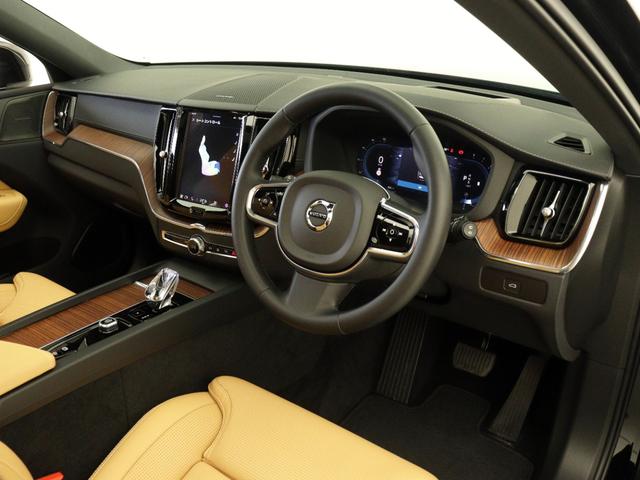 インストルメントパネルは僅かに運転席側へと傾けられているほか、余計なスイッチ類を可能な限り排し、運転に集中しやすい環境を造り出しています。