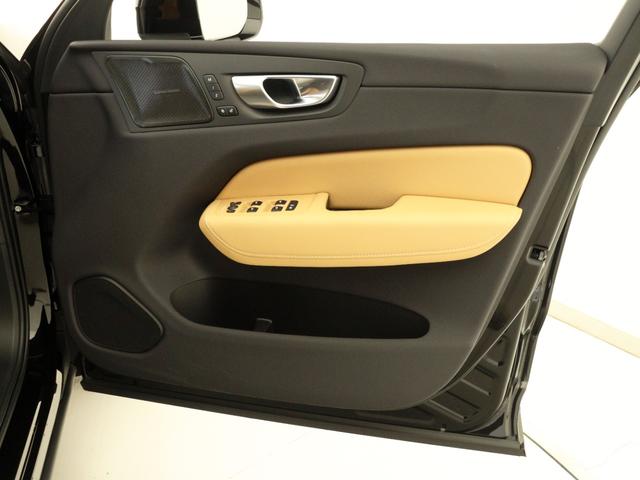 運転席ドアの全景です。キャビンを彩るすべてのものに、機能を形にした美しさが備わっています。