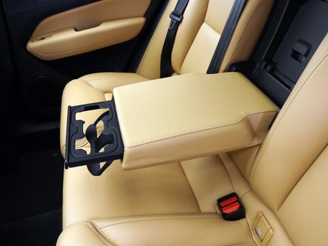 後部座席にも大きなアームレスト及びドリンクホルダーが搭載されています。