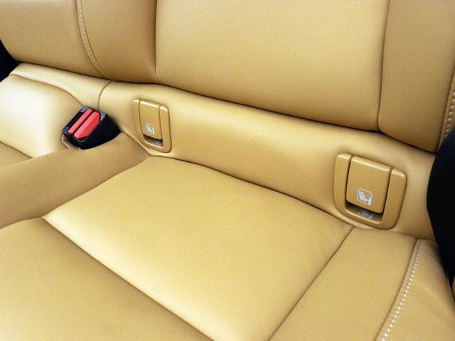 リアシート２座はチャイルドシートジョイントの国際規格「ＩＳＯ　ＦＩＸ」準拠により各社モデルがワンタッチで着脱可能となっております。