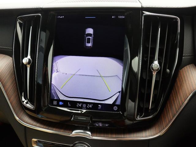 カメラとセンサーのＷサポート。雨天時や夜間など後方視界の確保が困難な時にも、ディスプレイ上に誘導ラインが表示されよりスムーズな駐車をサポートします。