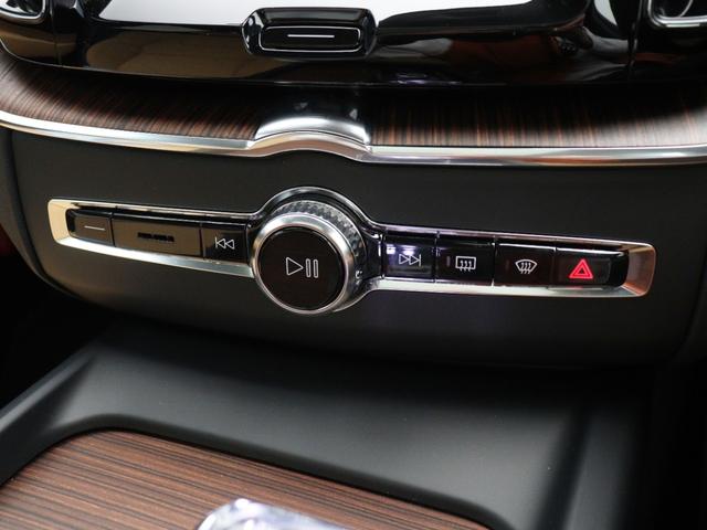 翼を広げた飛行機の姿をモチーフにしたスイッチパネルは、操作に必要なボタンやスイッチを減らすことで、整然として落ち着きのある、いかにもスウェーデンらしさを感じさせる空間としています。