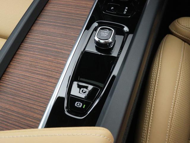 指先で触れる部分に緩やかなダイヤ目のローレットが施されたコントローラー。宝飾品を思わせる美しい仕上げは、ボルボのデザイナーたちの、ディテールに至るまで徹底されたこだわりの表れです。