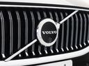 時代に合わせて変化するエンブレムデザイン。センターを斜めに大きく横切るラインと黒地に銀のアイアンマーク、これが最新ボルボのキャラクターアイコンです。エンブレムにはフロントカメラを内蔵しています。
