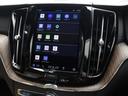 Apple CarPlayやAndroid Autoを利用すれば、スマホを簡単に接続できます。USBポートにケーブルをつなぐだけで、スマホの見慣れたホーム画面と共通するインターフェイスが表示されます。