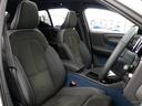 フロントには8ウェイパワーシートを装備しています。体圧を分散させる電動ランバーサポートやクッション・エクステンションも備えられているため、ロングドライブでも快適に過ごすことができます。