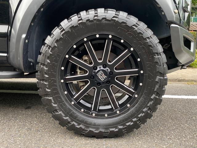 Ｆ－１５０ ラプター　自社輸入車　ＫＭＣ　ＸＤ２０インチＡＷ　ＦＯＸサス　Ｖ６　３．５Ｌ　Ｅｃｏｂｏｏｓｔ　ｔｗｉｎ－ｔｕｒｂｏ　Ｅ／Ｇ１０ＳｐｅｅｄＡ／Ｔ　ＸＤ２０インチＡＷ　オープンカントリー３５／１２．５０Ｒ２０ＦＯＸサスペンション　パノラマルーフ（18枚目）