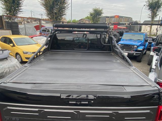 Ｆ－１５０ ラプター　自社輸入車　ＫＭＣ　ＸＤ２０インチＡＷ　ＦＯＸサス　Ｖ６　３．５Ｌ　Ｅｃｏｂｏｏｓｔ　ｔｗｉｎ－ｔｕｒｂｏ　Ｅ／Ｇ１０ＳｐｅｅｄＡ／Ｔ　ＸＤ２０インチＡＷ　オープンカントリー３５／１２．５０Ｒ２０ＦＯＸサスペンション　パノラマルーフ（22枚目）
