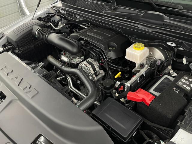 ダッジ・ラム リミテッド　Ｖ８　電動サイドステップ　パノラマルーフ　３９５馬力　１２インチモニター　純正エアサス　三分割トノカバー　フロントシートヒーター＆クーラー　セカンドリクライニングシート　スプレーインベッドライナー　トレーラーブレーキコントロール（18枚目）