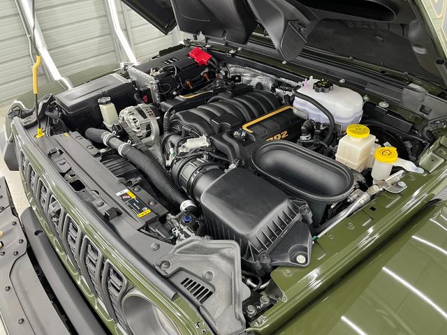 ジープ・ラングラーアンリミテッド ルビコン３９２　Ｖ８　純正可変マフラー　生産終了決定　レアカラー　全国取引実績有り　スカイトップ　１２．３インチモニター　フロント１２ｗａｙパワーシート　ワイヤレスアップルカープレイ　ビルシュタインアルミダンパー　３．５インチリフトアップ（7枚目）