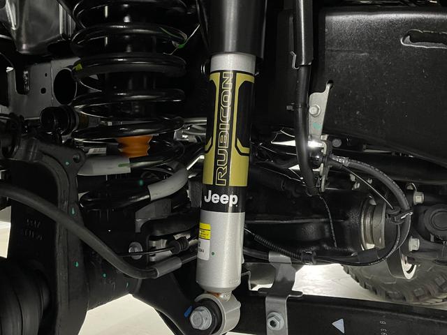 ジープ・ラングラーアンリミテッド ルビコン３９２　Ｖ８　純正可変マフラー　生産終了決定　レアカラー　全国取引実績有り　スカイトップ　１２．３インチモニター　フロント１２ｗａｙパワーシート　ワイヤレスアップルカープレイ　ビルシュタインアルミダンパー　３．５インチリフトアップ（16枚目）