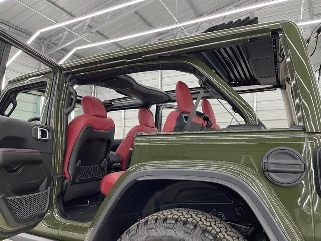ジープ・ラングラーアンリミテッド ルビコン３９２　Ｖ８　純正可変マフラー　生産終了決定　レアカラー　全国取引実績有り　スカイトップ　１２．３インチモニター　フロント１２ｗａｙパワーシート　ワイヤレスアップルカープレイ　ビルシュタインアルミダンパー　３．５インチリフトアップ（32枚目）