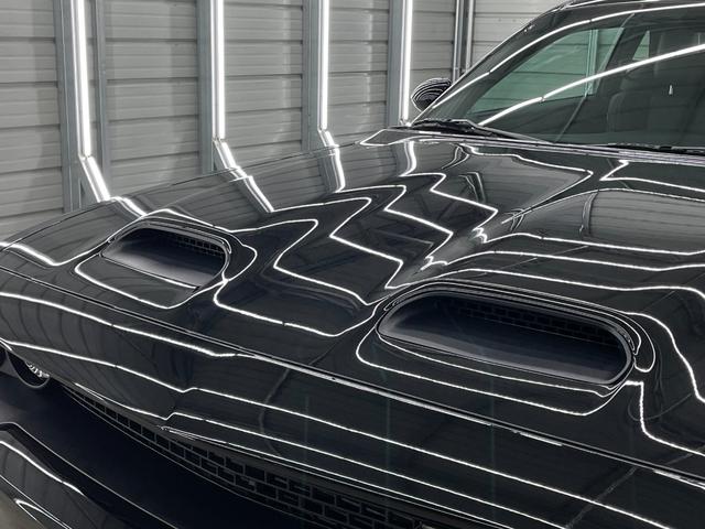 ＳＲＴレッドアイ　ジェイルブレイク　最終モデル　８０７馬力　リアルカーボンインテリア　ワイドボディ　ハーマンカードン１８スピーカーｗｉｔｈサブウーファー　ブレンボブレーキ　アクティブエキゾースト　シートヒーター　ステアリングヒーター　アップルカープレイ(26枚目)