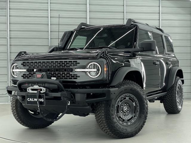 ブロンコ エバーグレーズ　スライド式チェアボード　シュノーケルキット　１２インチモニター　ビルシュタインショック　３５インチタイヤ　レザーシート　アップルカープレイ　１７インチダークカーボングレーペイントＡＷ　ミッドＰＫＧ　ハイフェンダー　シートヒーター　ロックレール（3枚目）
