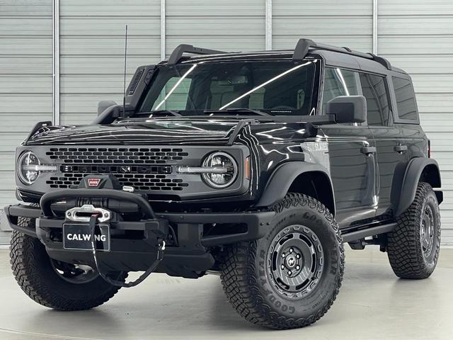 ブロンコ エバーグレーズ　スライド式チェアボード　シュノーケルキット　１２インチモニター　ビルシュタインショック　３５インチタイヤ　レザーシート　アップルカープレイ　１７インチダークカーボングレーペイントＡＷ　ミッドＰＫＧ　ハイフェンダー　シートヒーター　ロックレール（6枚目）