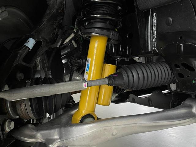 ブロンコ エバーグレーズ　スライド式チェアボード　シュノーケルキット　１２インチモニター　ビルシュタインショック　３５インチタイヤ　レザーシート　アップルカープレイ　１７インチダークカーボングレーペイントＡＷ　ミッドＰＫＧ　ハイフェンダー　シートヒーター　ロックレール（8枚目）
