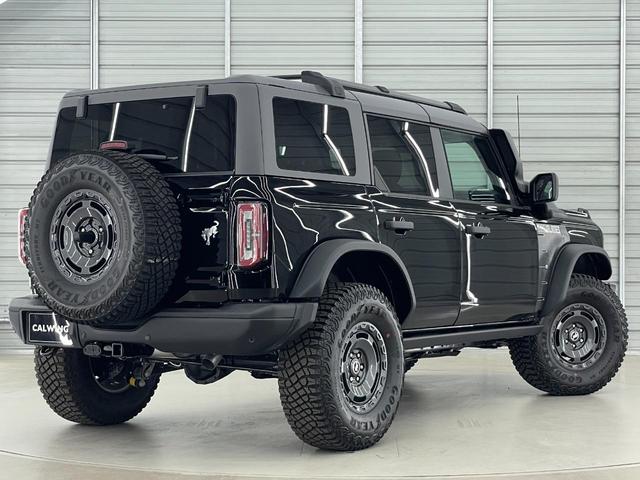 ブロンコ エバーグレーズ　スライド式チェアボード　シュノーケルキット　１２インチモニター　ビルシュタインショック　３５インチタイヤ　レザーシート　アップルカープレイ　１７インチダークカーボングレーペイントＡＷ　ミッドＰＫＧ　ハイフェンダー　シートヒーター　ロックレール（16枚目）