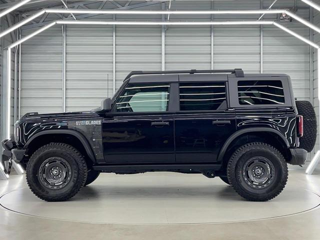 ブロンコ エバーグレーズ　スライド式チェアボード　シュノーケルキット　１２インチモニター　ビルシュタインショック　３５インチタイヤ　レザーシート　アップルカープレイ　１７インチダークカーボングレーペイントＡＷ　ミッドＰＫＧ　ハイフェンダー　シートヒーター　ロックレール（24枚目）
