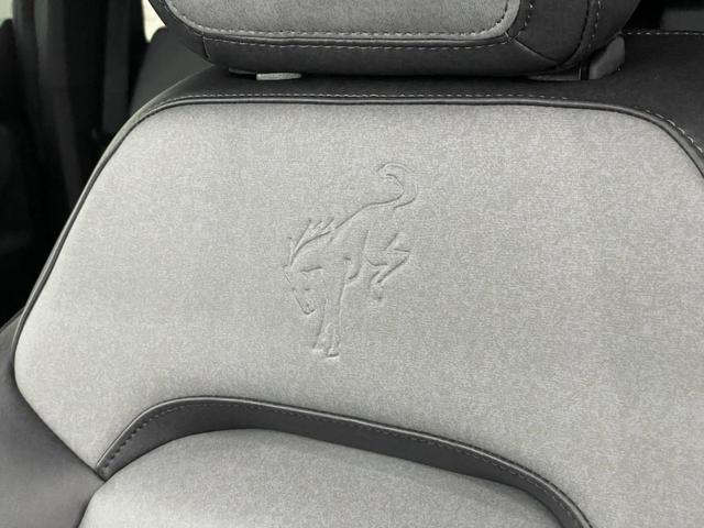 ブロンコ エバーグレーズ　スライド式チェアボード　シュノーケルキット　１２インチモニター　ビルシュタインショック　３５インチタイヤ　レザーシート　アップルカープレイ　１７インチダークカーボングレーペイントＡＷ　ミッドＰＫＧ　ハイフェンダー　シートヒーター　ロックレール（28枚目）