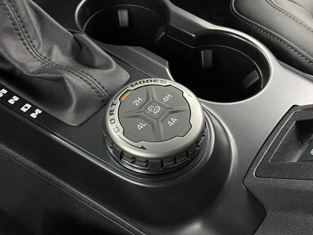 ブロンコ エバーグレーズ　スライド式チェアボード　シュノーケルキット　１２インチモニター　ビルシュタインショック　３５インチタイヤ　レザーシート　アップルカープレイ　１７インチダークカーボングレーペイントＡＷ　ミッドＰＫＧ　ハイフェンダー　シートヒーター　ロックレール（31枚目）