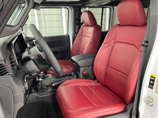 ジープ・ラングラーアンリミテッド ルビコン３９２　Ｖ８　スカイトップ　生産終了決定　レッドインテリア　１２．３インチモニター　純正可変マフラー　１２ｗａｙパワーシート　シートヒーター　ワイヤレスアップルカープレイ　ビルシュタインアルミダンパー　３．２インチリフトアップ（4枚目）