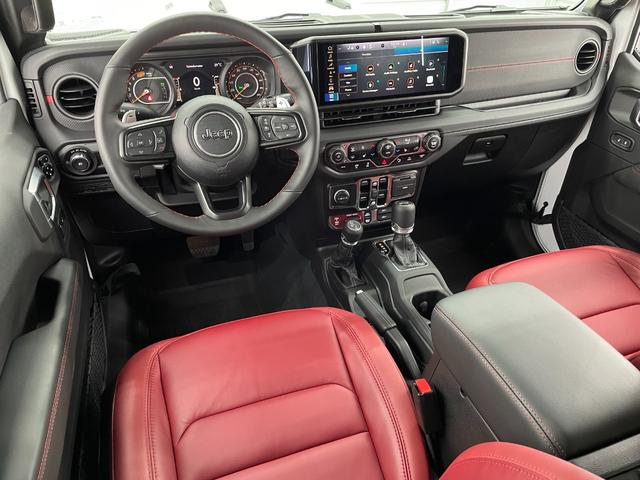 ジープ・ラングラーアンリミテッド ルビコン３９２　Ｖ８　スカイトップ　生産終了決定　レッドインテリア　１２．３インチモニター　純正可変マフラー　１２ｗａｙパワーシート　シートヒーター　ワイヤレスアップルカープレイ　ビルシュタインアルミダンパー　３．２インチリフトアップ（7枚目）