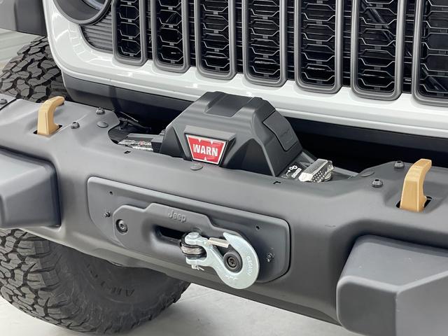 ジープ・ラングラーアンリミテッド ルビコン３９２　Ｖ８　スカイトップ　生産終了決定　レッドインテリア　１２．３インチモニター　純正可変マフラー　１２ｗａｙパワーシート　シートヒーター　ワイヤレスアップルカープレイ　ビルシュタインアルミダンパー　３．２インチリフトアップ（17枚目）