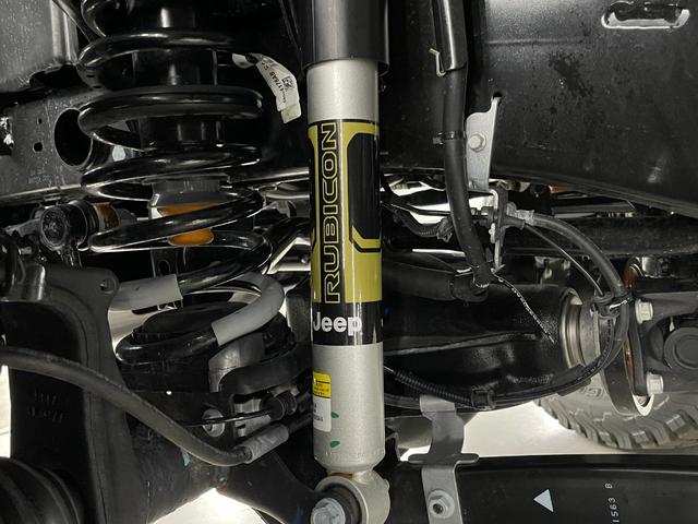 ジープ・ラングラーアンリミテッド ルビコン３９２　Ｖ８　スカイトップ　生産終了決定　レッドインテリア　１２．３インチモニター　純正可変マフラー　１２ｗａｙパワーシート　シートヒーター　ワイヤレスアップルカープレイ　ビルシュタインアルミダンパー　３．２インチリフトアップ（18枚目）