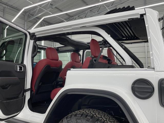ジープ・ラングラーアンリミテッド ルビコン３９２　Ｖ８　スカイトップ　生産終了決定　レッドインテリア　１２．３インチモニター　純正可変マフラー　１２ｗａｙパワーシート　シートヒーター　ワイヤレスアップルカープレイ　ビルシュタインアルミダンパー　３．２インチリフトアップ（32枚目）