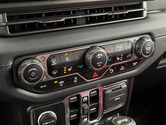 ジープ・ラングラーアンリミテッド ルビコン３９２　Ｖ８　スカイトップ　生産終了決定　レッドインテリア　１２．３インチモニター　純正可変マフラー　１２ｗａｙパワーシート　シートヒーター　ワイヤレスアップルカープレイ　ビルシュタインアルミダンパー　３．２インチリフトアップ（44枚目）