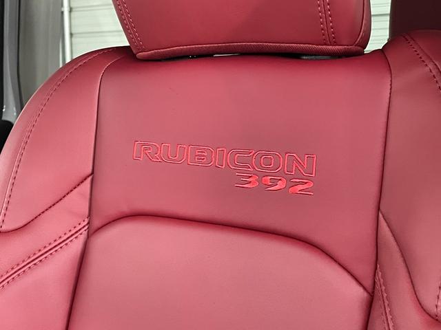 ジープ・ラングラーアンリミテッド ルビコン３９２　Ｖ８　スカイトップ　生産終了決定　レッドインテリア　１２．３インチモニター　純正可変マフラー　１２ｗａｙパワーシート　シートヒーター　ワイヤレスアップルカープレイ　ビルシュタインアルミダンパー　３．２インチリフトアップ（46枚目）