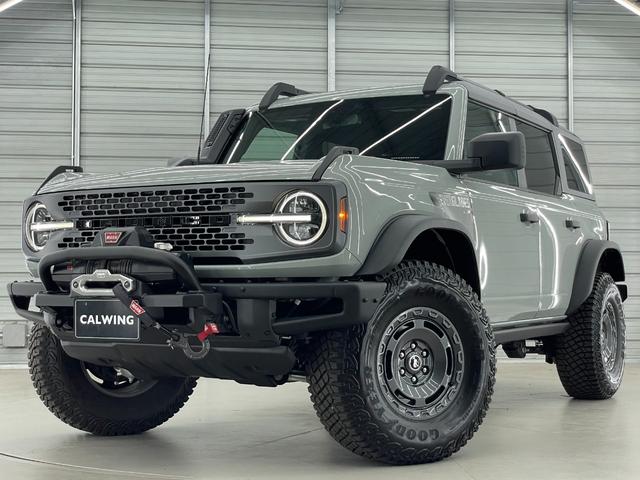 ブロンコ エバーグレーズ　スライド式チェアボード　シュノーケルキット　１２インチモニター　ビルシュタインショック　３５インチタイヤ　レザーシート　アップルカープレイ　１７インチダークカーボングレーペイントＡＷ　ミッドＰＫＧ　ハイフェンダー　シートヒーター　ロックレール（2枚目）