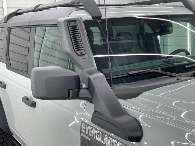 ブロンコ エバーグレーズ　スライド式チェアボード　シュノーケルキット　１２インチモニター　ビルシュタインショック　３５インチタイヤ　レザーシート　アップルカープレイ　１７インチダークカーボングレーペイントＡＷ　ミッドＰＫＧ　ハイフェンダー　シートヒーター　ロックレール（5枚目）