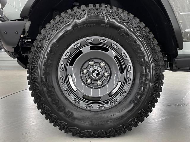 ブロンコ エバーグレーズ　スライド式チェアボード　シュノーケルキット　１２インチモニター　ビルシュタインショック　３５インチタイヤ　レザーシート　アップルカープレイ　１７インチダークカーボングレーペイントＡＷ　ミッドＰＫＧ　ハイフェンダー　シートヒーター　ロックレール（12枚目）