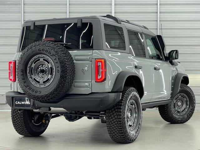 ブロンコ エバーグレーズ　スライド式チェアボード　シュノーケルキット　１２インチモニター　ビルシュタインショック　３５インチタイヤ　レザーシート　アップルカープレイ　１７インチダークカーボングレーペイントＡＷ　ミッドＰＫＧ　ハイフェンダー　シートヒーター　ロックレール（15枚目）