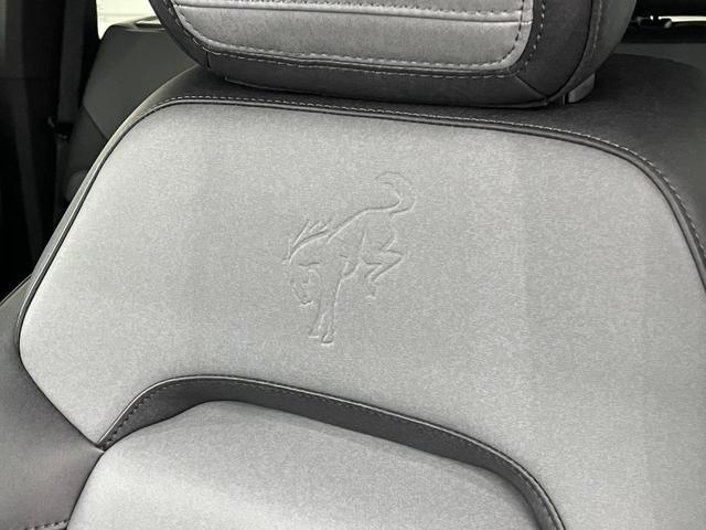 ブロンコ エバーグレーズ　スライド式チェアボード　シュノーケルキット　１２インチモニター　ビルシュタインショック　３５インチタイヤ　レザーシート　アップルカープレイ　１７インチダークカーボングレーペイントＡＷ　ミッドＰＫＧ　ハイフェンダー　シートヒーター　ロックレール（27枚目）