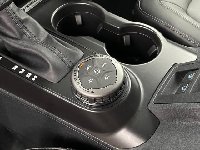 ブロンコ エバーグレーズ　スライド式チェアボード　シュノーケルキット　１２インチモニター　ビルシュタインショック　３５インチタイヤ　レザーシート　アップルカープレイ　１７インチダークカーボングレーペイントＡＷ　ミッドＰＫＧ　ハイフェンダー　シートヒーター　ロックレール（31枚目）
